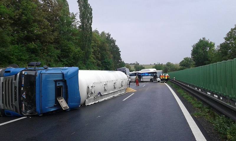 Následky hromadné nehody na D46 u Žešova - 10. 7. 2018