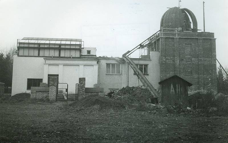 4. Jelikož provoz hvězdárny pro veřejnost v budově základní školy byl značně komplikovaný, byla v letech 1955-1962 vybudována samostatná hvězdárna v Kolářových sadech.