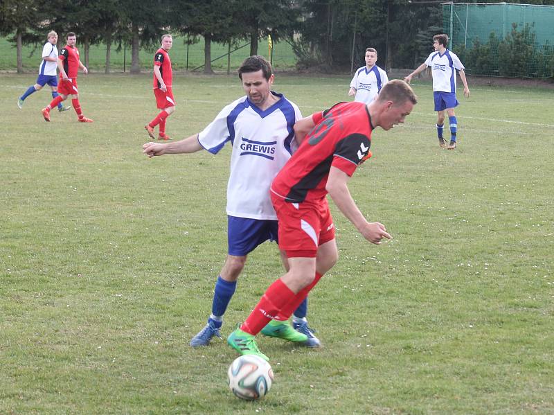 Šlágr III. třídy mezi Plumlovem (bílí) a Kostelcem na Hané musely rozhodnout penalty.