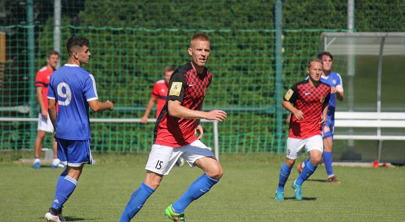 Přípravný zápas mezi Prostějovem (v červeném) a juniorkou Sigmy Olomouc.