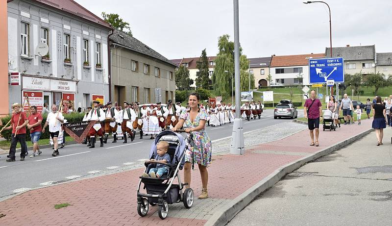 Krojovaným průvodem zahájili Hanáci z folklórního souboru Kosíř oslavy svých čtyřicátin i kostelecké hody. 27.8. 22