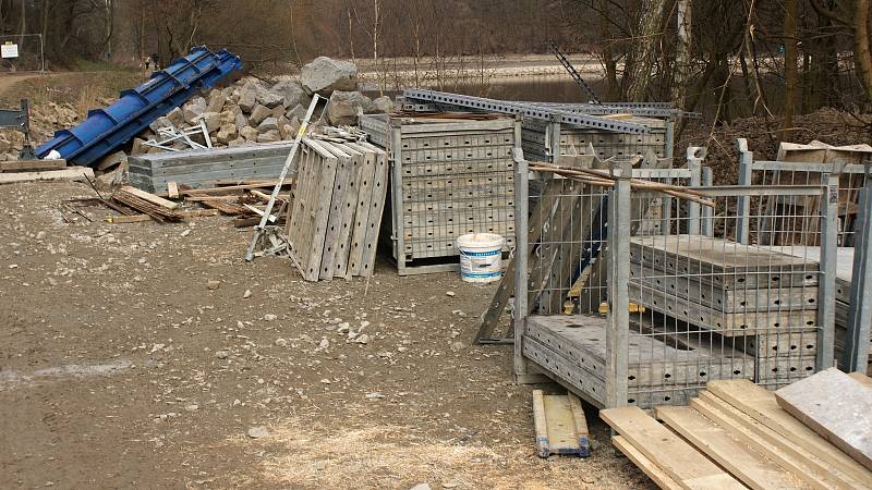 Stavba mostu přes Hloučelu na nové cyklostezce u plumlovské přehrady - 27. 3. 2021