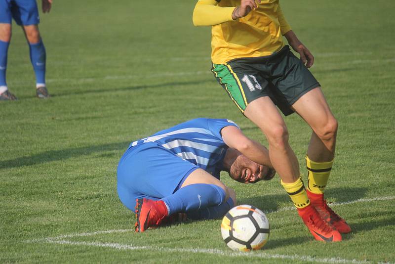 Fotbalisté Prostějova (v modrém) porazili Petřkovice 3:1