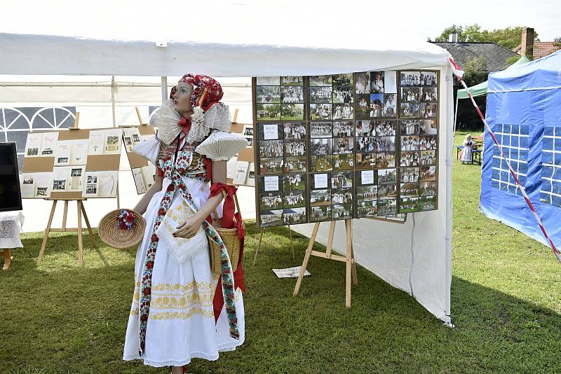 Krojovaným průvodem zahájili Hanáci z folklórního souboru Kosíř oslavy svých čtyřicátin i kostelecké hody. 27.8. 22