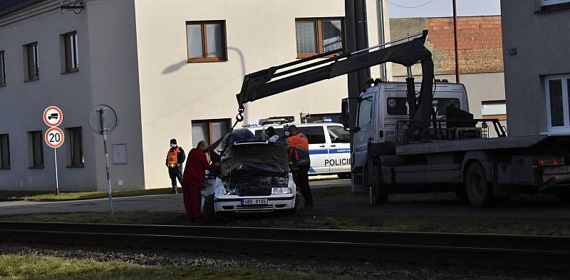 Osobní vlak smetl na nechráněném přejezdu v Kostelci na Hané osobní automobil se čtyřmi lidmi. 25.2. 2021