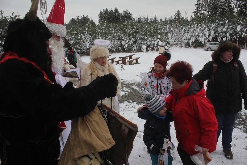 Turisté ze Smržic zorganizovali pro děti mikulášskou nadílku na Velkém Kosíři.