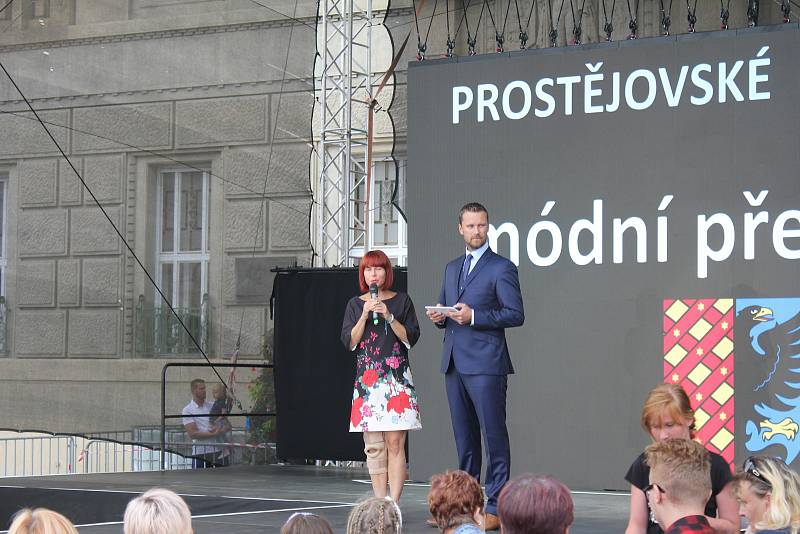 Na náměstí T.G. Masaryka v Prostějově proběhla ve čtvrtek v podvečer módní přehlídka místních firem.