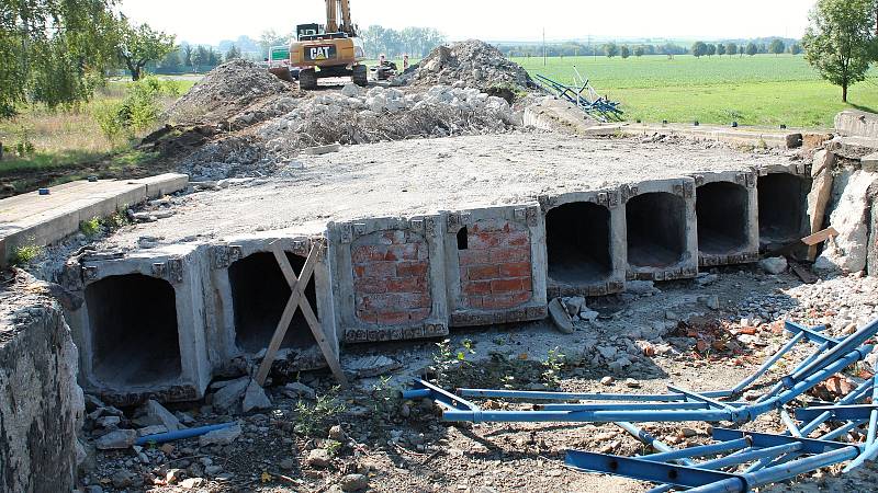 Letitá spojnice Mořic s Němčicemi mizí pod drapáky bagru