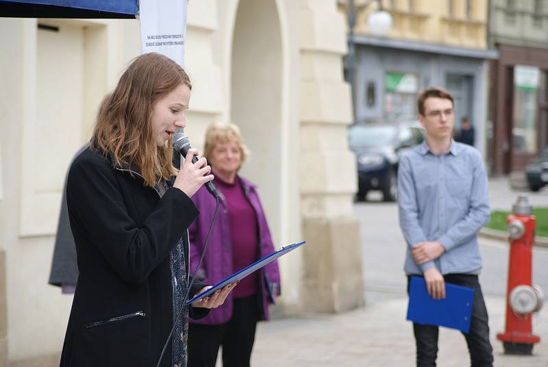 Veřejné čtení jmen obětí holocaustu v Prostějově - 2. května 2019