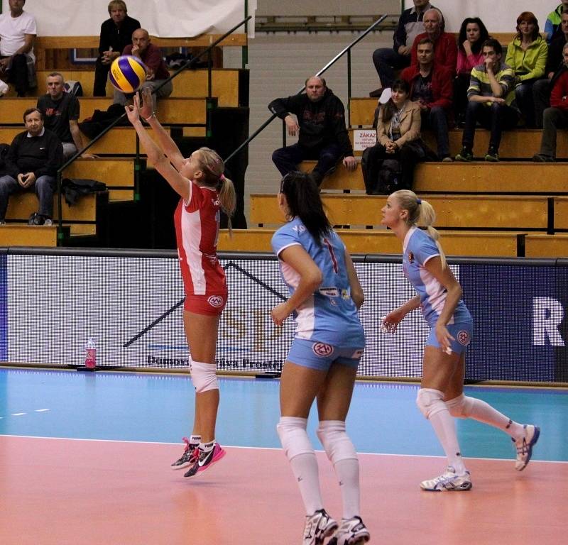 Agelky (ve světle modrém) na Volleyball Cupu 2013