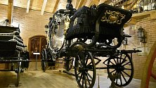 Král kočárů, tak nazývají největší exponát Muzea kočárů v Čechách pod Kosířem gigantický vůz, který byl k vidění v seriálu Marie Terezie.