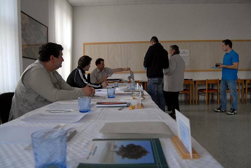 Obyvetelé dvou obcí na Prostějovsku šli v sobotu 9. dubna k znovu k obecním volbám. Jak v Hluchově tak i Čelčicích (na snímcích) se totiž opozice vzdala mandátu a řádné podzimní volby se musely opakovat.