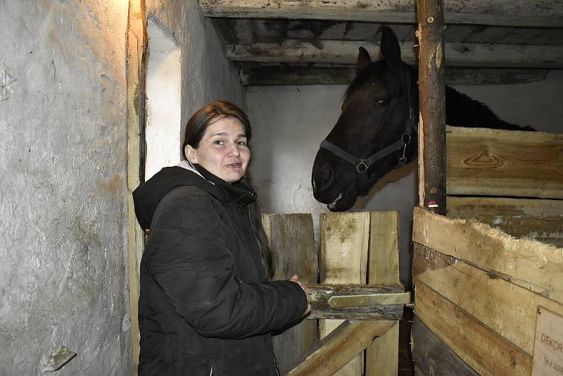 Chovatelka koní Eva Foukalová našla v Srbcích nový domov pro svou rodinu i zvířata.