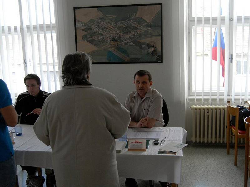 Obyvetelé dvou obcí na Prostějovsku šli v sobotu 9. dubna k znovu k obecním volbám. Jak v Hluchově tak i Čelčicích (na snímcích) se totiž opozice vzdala mandátu a řádné podzimní volby se musely opakovat.