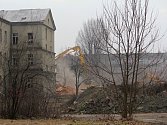 Začínající demolice hlavní budovy bývalých jezdeckých kasáren v Prostějově