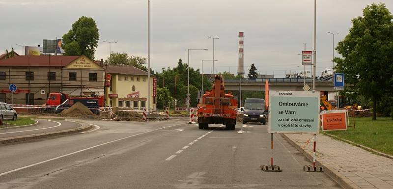 Stavba rondelu v Dolní ulici