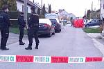 Policisté v Kostelci na Hané vyšetřují násilné úmrtí tří dospělých lidí, 29. dubna 2022