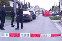 Policisté v Kostelci na Hané zasahují na místě trojnásobné vraždy,  29. dubna 2022