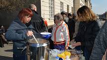 Rozdávání polévek a gulášů potřebným lidem v Prostějově