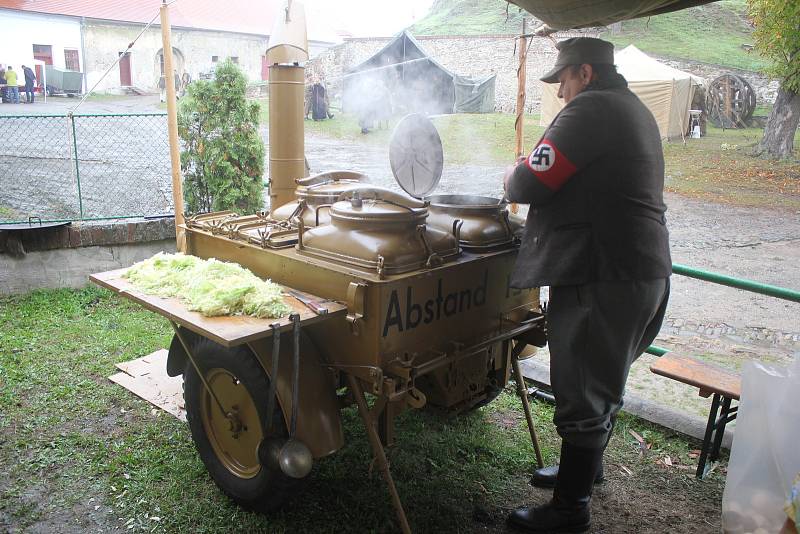 Klub vojenské historie Dukla se svými kolegy vojenskými nadšenci uspořádali šesté Dobytí Plumlova. A bylo na co se koukat.