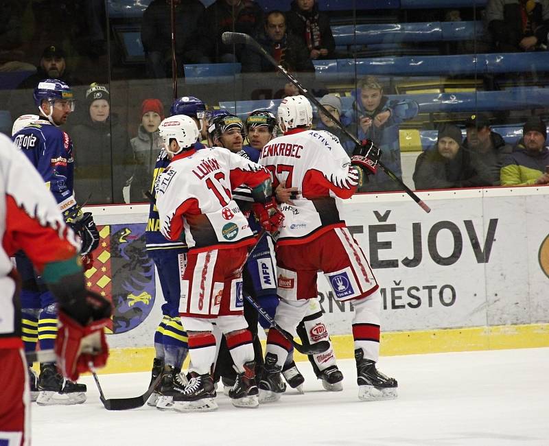 Hokejisté Prostějova (v červeno-bílém) porazili Přerov 3:2 po samostatných nájezdech.