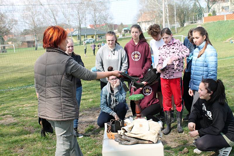 V Kobeřicích se školáci z Brodku u Prostějova vrhli do čištění okolí říčky Brodečky 5.4. 2019