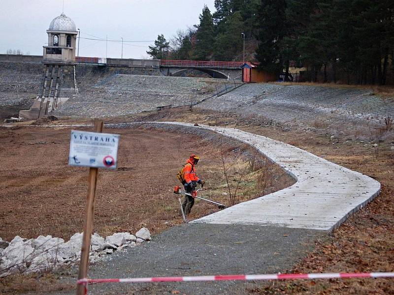 Sečení zarostlého dna plumlovské přehrady