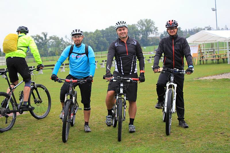 Deštivé počasí cyklistům nepřálo, přesto jich pár desítek na populární závod vyrazilo. 7.9. 2019