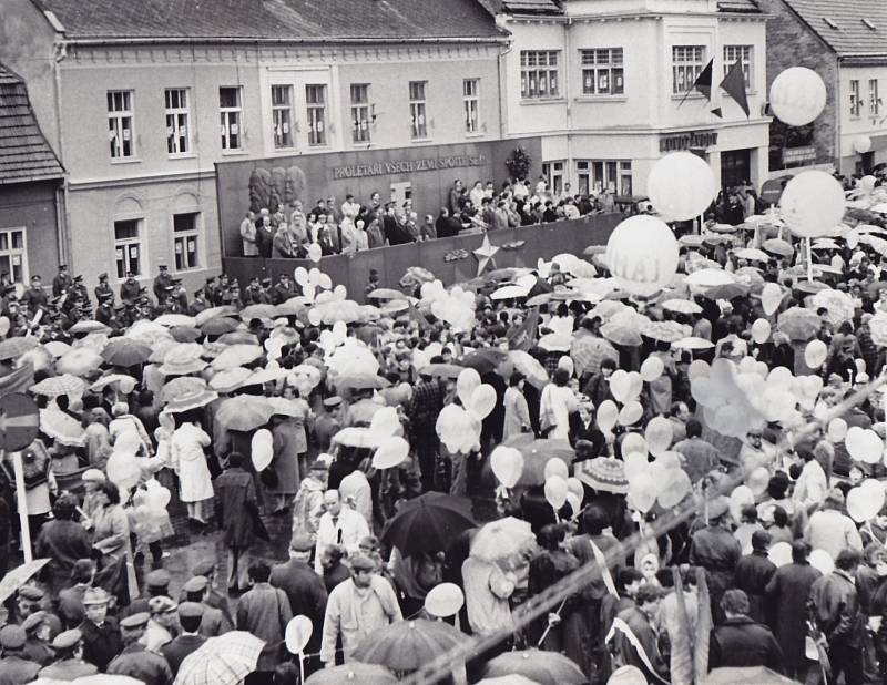 Účastníci průvodu s mávátky a různými transparenty procházely před tribunou s představiteli politického a veřejného života okresu. V roce 1989 se prvomájové shromáždění poprvé konalo na Wolkerově třídě.