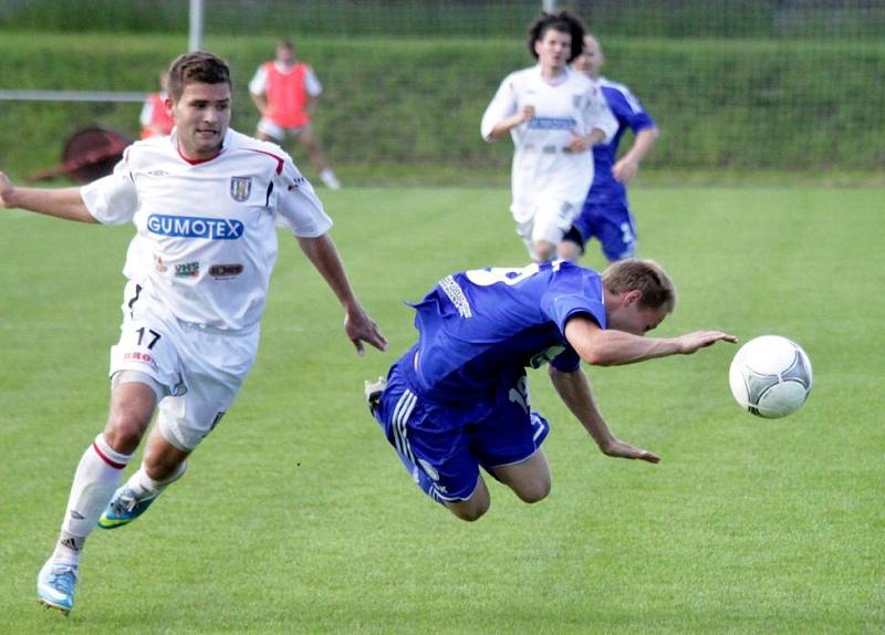 Fotbalisté 1.SK Prostějov (v modrém) proti Břeclavi