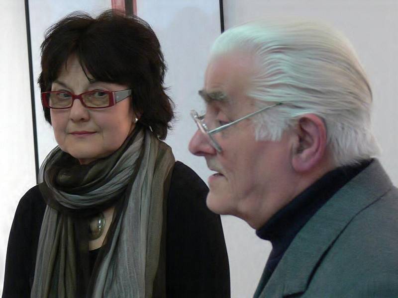Jana Kasalová s kurátorem výstavy Josefem Dolívkou
