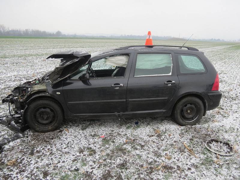 Devatenáctiletý řidič jistě příště nebude podceňovat ledovku.