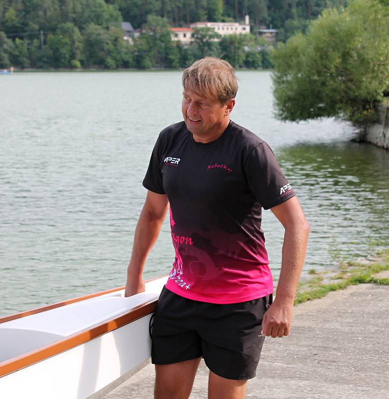 Někdejší druholigový fotbalista Prostějova Drahoš Zelina, řídí v současnosti od kormidla dračí loď.