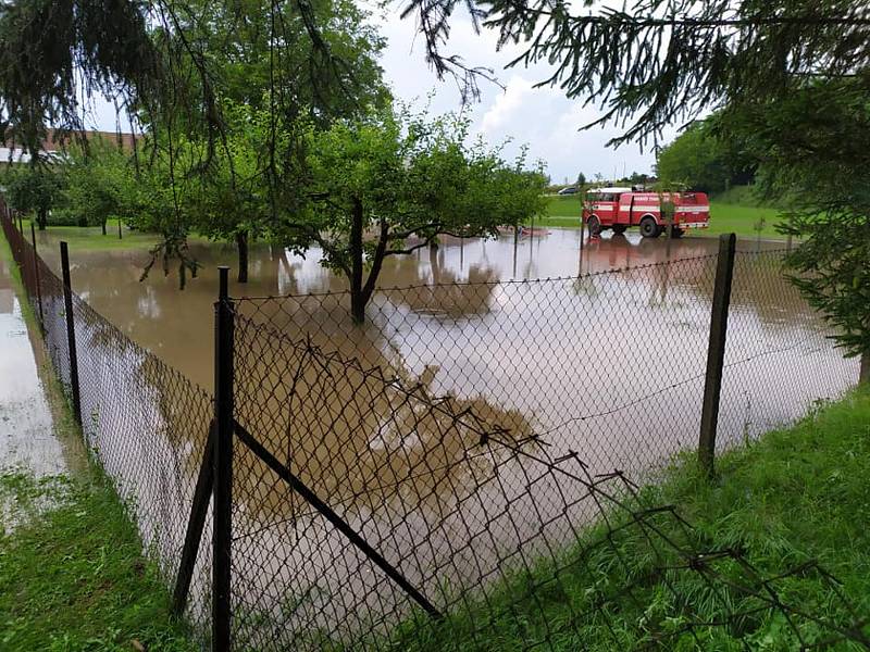 Pondělní bouřky a krupobití nadělalo v Tištíně pěknou paseku. 20.7. 2020