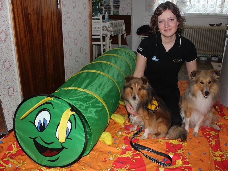 Lucie Krpálková je nejmladší canisterapeutkou na Prostějovsku. S psími miláčky dochází pravidelně na neurologii prostějovské nemocnice a dojíždí také za dětmi do Základní školy speciální Jasněnka v Uničově. 