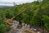 Pokládání ocelové konstrukce cyklostezkového mostu na plumlovské přehradě - 17. května 2021