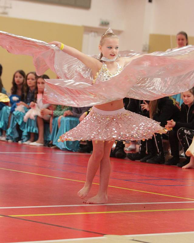Taneční soutěže Orion Dancing Stars se letos účastnilo šedesát týmů a osm set tanečníků všech věkových kategorií.