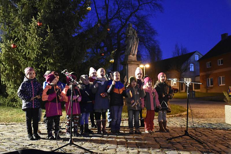 Rozsvícení vánočního stromu v Nezamyslicích 2019