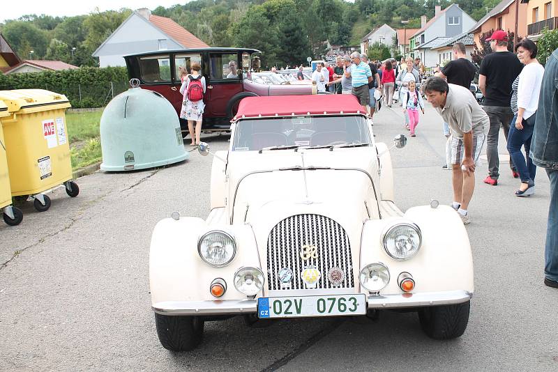 Přehlídka historických motorových vozidel v rámci soutěžní přehlídky Rallye na pohodu - z lázní do lázní. 18.8. 2019