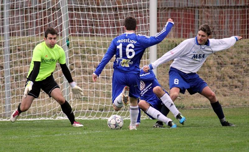 1. FK Prostějov (v modrém) vs. FC MSA Dolní Benešov - Ač se to zdá být neuvěřitelné, z této šance Ondřeje Dostála branka nepadla, gólman hostů vyrazil na roh.