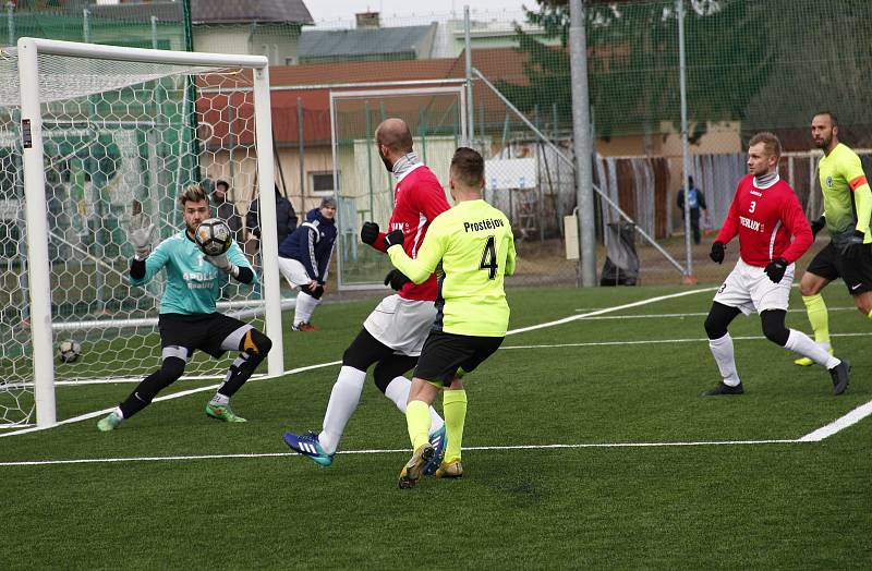 Prostějov (ve žlutém) porazil na umělce v Holici Uherský Brod 7:0.