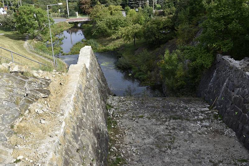 Plumlovská přehrada. Aktuální stav vodní hladiny je stále hluboko pod normálem. Dál se pracuje v okolí přelivu.  24.9. 2021