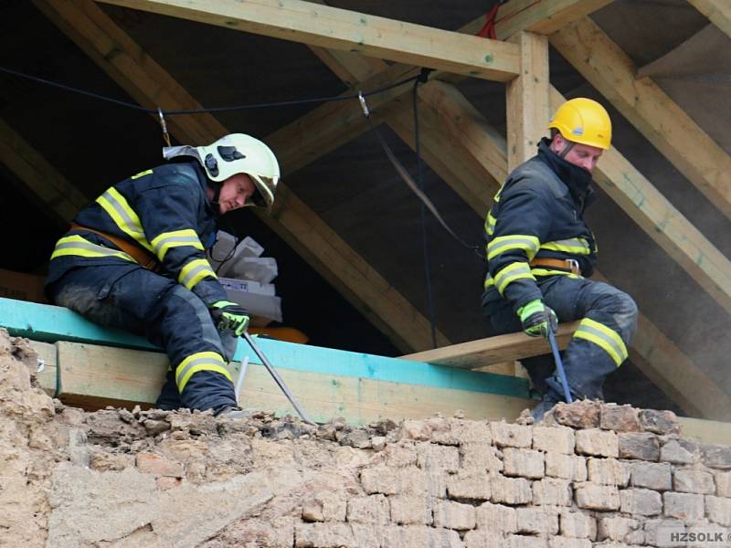 Zásah hasičů u sesunutí štítové stěny rodinného domku ve Štětovicích na Prostějovsku