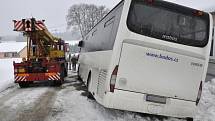 Vyprošťování zapadlého autobusu u Šubířova