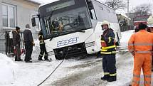 Vyprošťování zapadlého autobusu u Šubířova