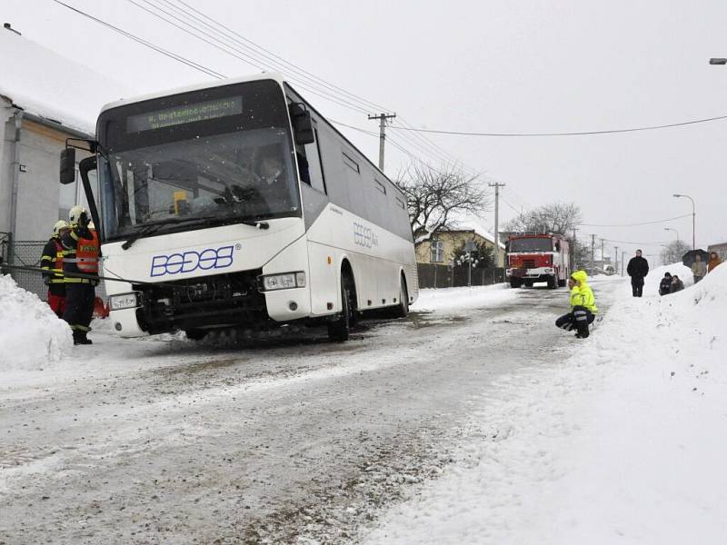 Vyprošťování zapadlého autobusu u Šubířova