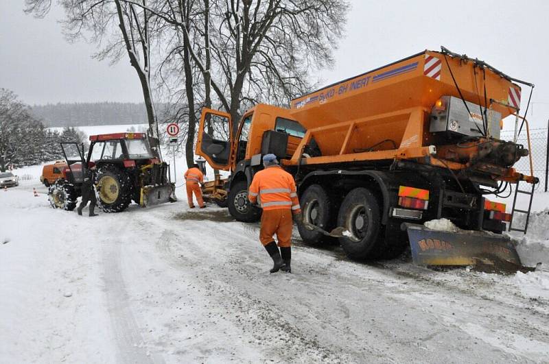 Vyprošťování vozidla silničářů u Šubířova