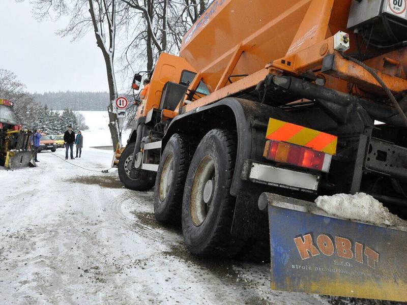 Vyprošťování vozidla silničářů u Šubířova