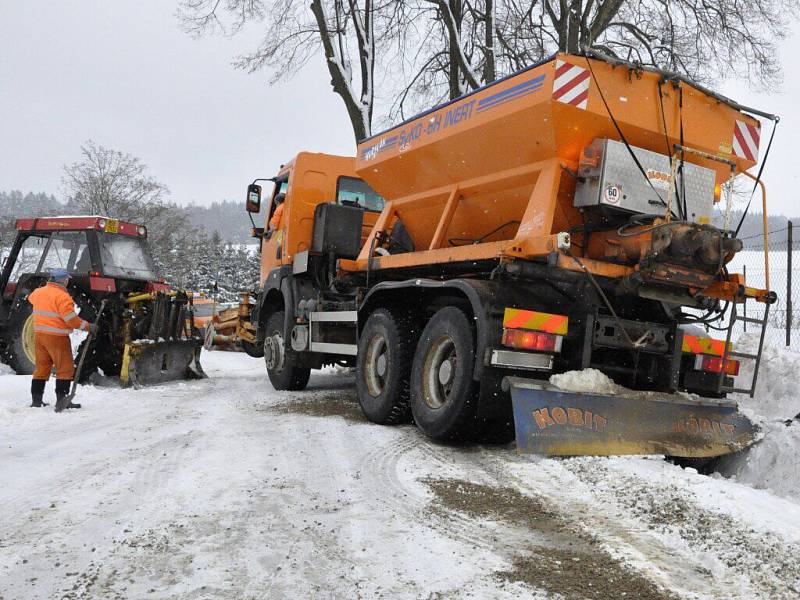 Vyprošťování vozidla silničářů u Šubířova