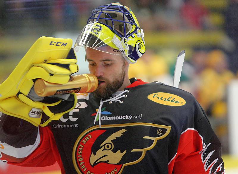 Hokejisté Prostějova (v černém) porazili Vsetín 6:5 v prodloužení.